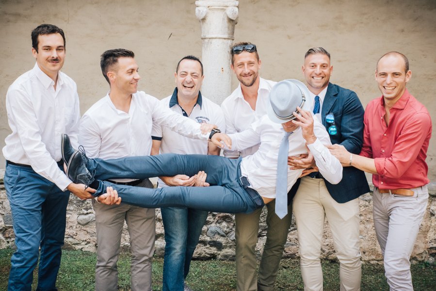Gli Amici Sollevano Lo Sposo