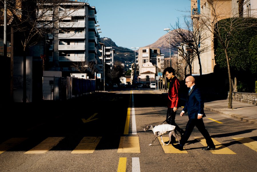 Gli Sposi Attraversano La Strada