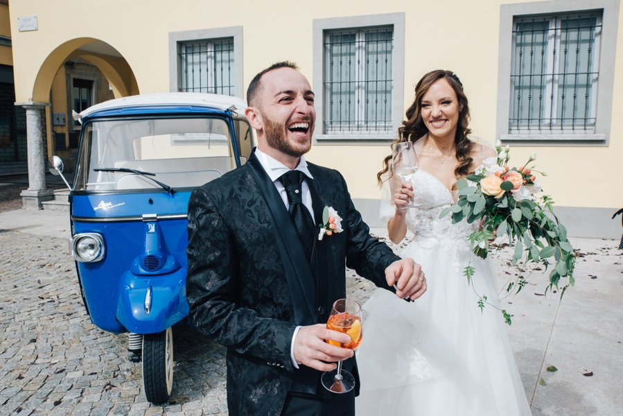Gli Sposi Divertiti Insieme All'ape Calessino Blu