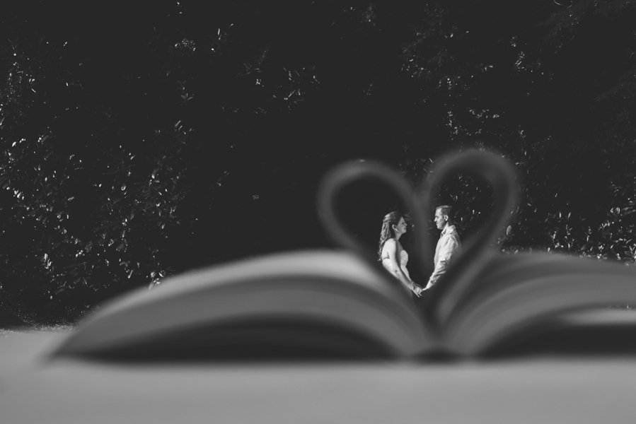 Gli Sposi Fra Le Pagine Di Un Libro A Forma Di Cuore
