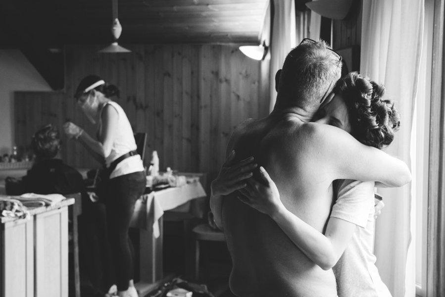 Il Papà Della Sposa Abbraccia La Figlia Mentre La Mamma Viene Preparata Per Il Matrimonio