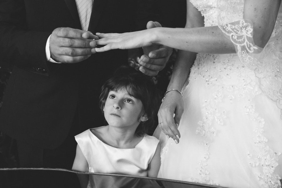 La Figlia Osserva Il Padre Mettere L'anello Alla Mamma