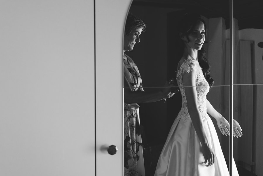 La Mamma Sistema Il Vestito Alla Sposa