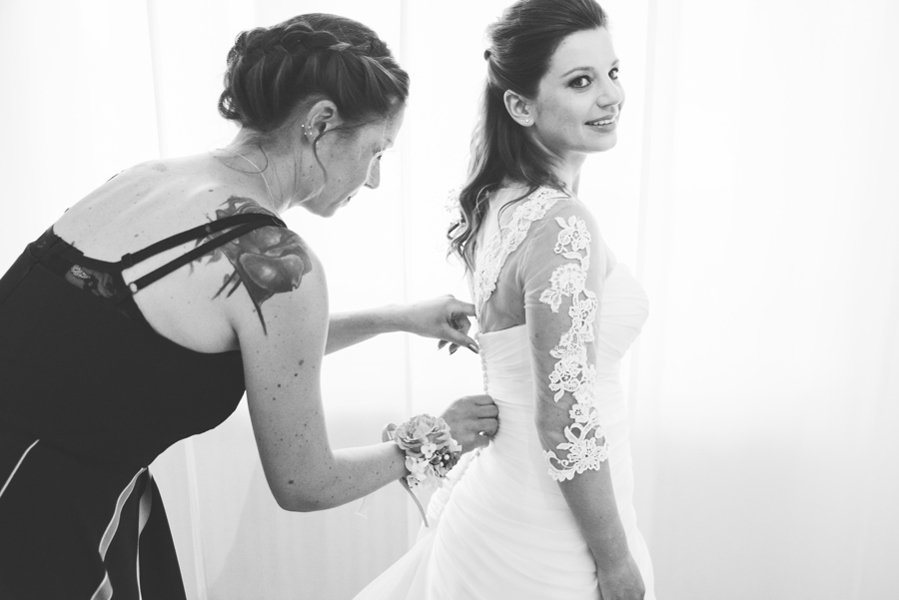 La Sorella Allaccia Il Vestito Alla Sposa