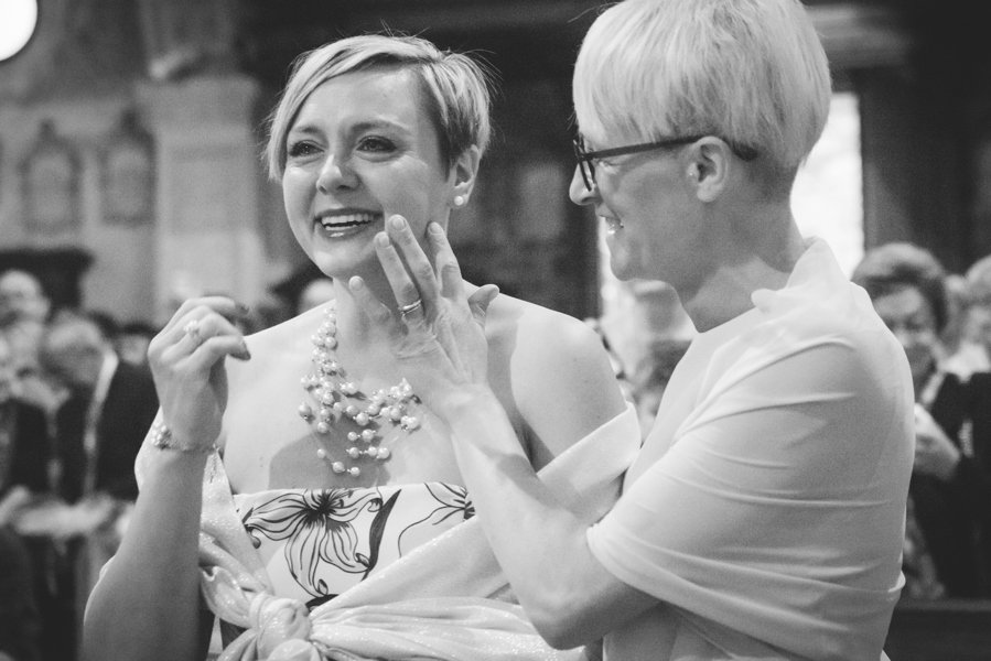 La Sorella Dello Sposo Asciuga Le Lacrime Di Gioia Della Sorella Della Sposa