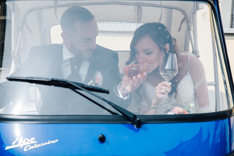 La Sposa Assaggia Lo Spritz Del Marito Sull'ape Calessino
