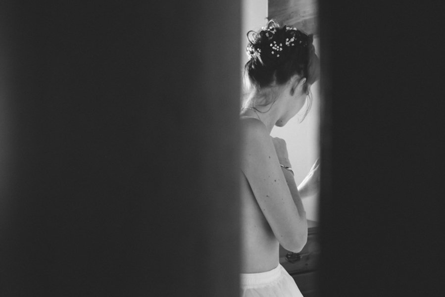 La Sposa Osservata Tramite Lo Spiraglio Della Porta