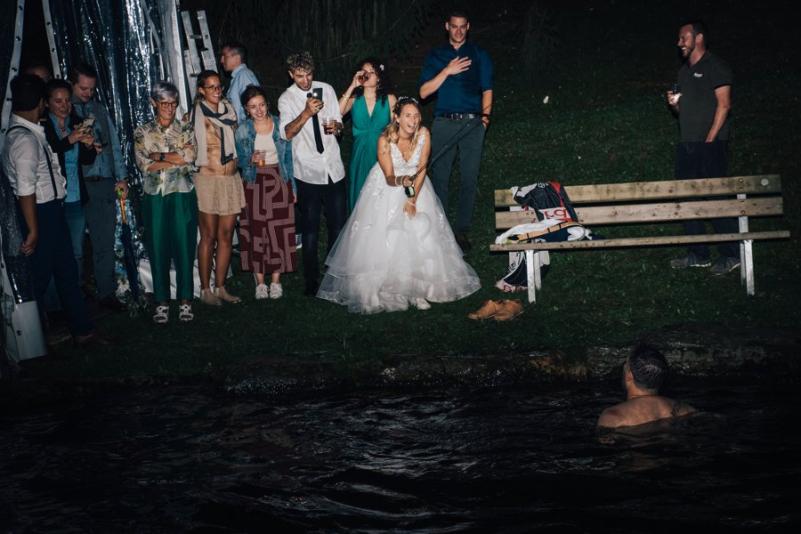 La Sposa Pesca Il Marito Durante La Festa Serale