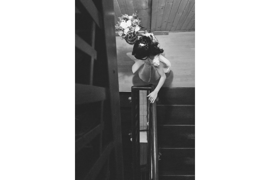 La Sposa Scende Le Scale Con Il Bouquet In Mano