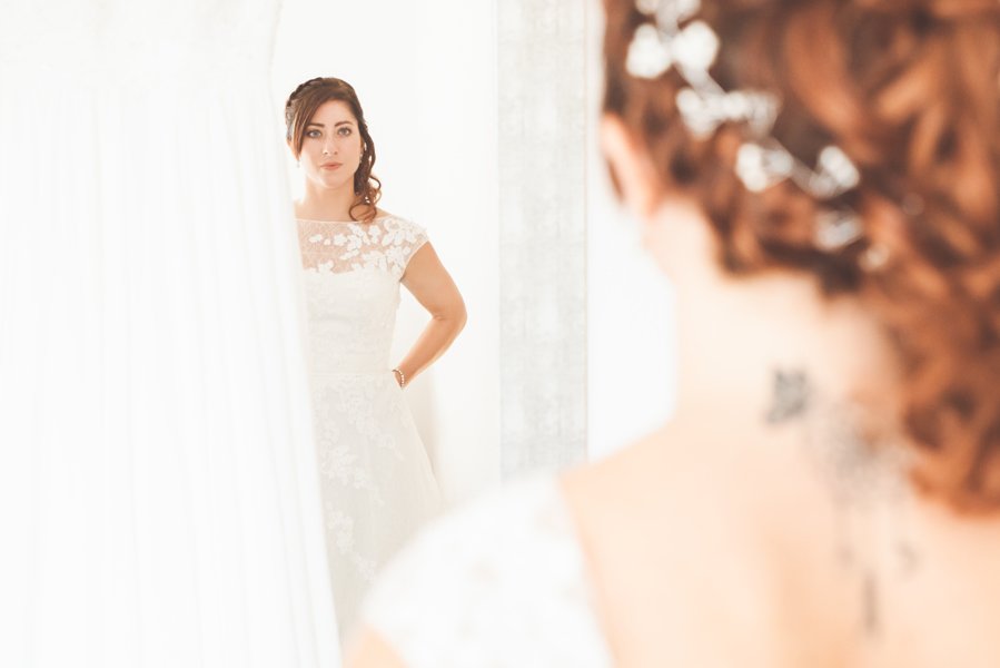 La Sposa Si Osserva Soddisfatta Nello Specchio