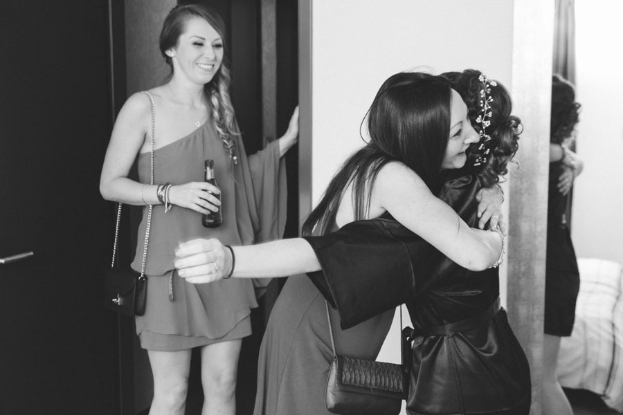 Le Amiche Arrivano Dalla Sposa La Mattina E Una Porta Una Birra