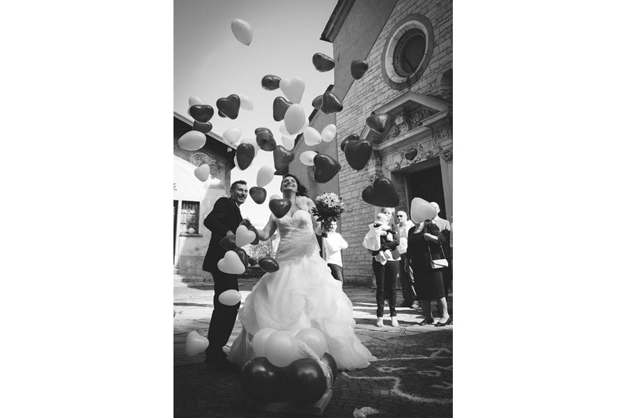 Palloncini Volano Via Fra Gli Sposi Fuori Dalla Chiesa