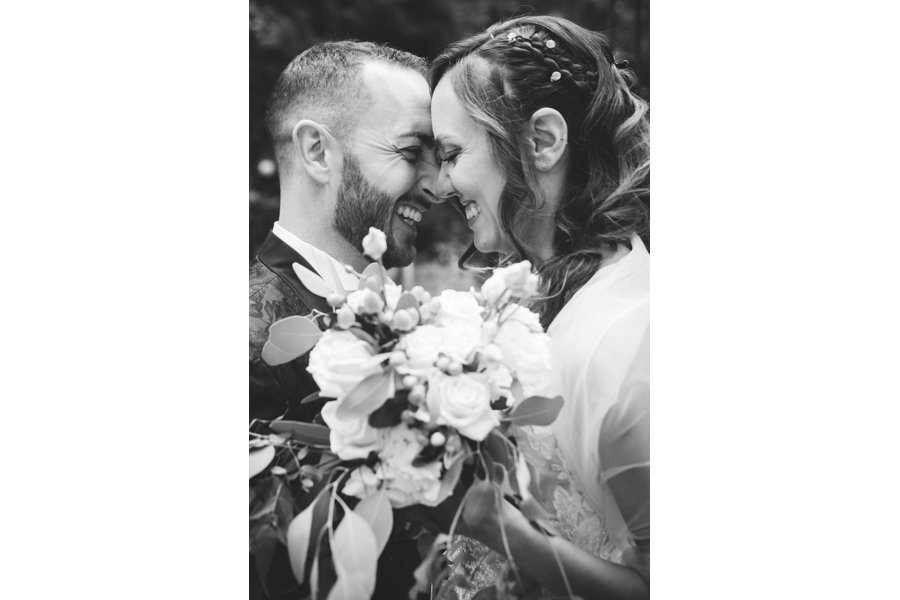 Sposo E Sposa Si Sorridono Con La Fronte Appoggiata
