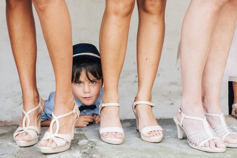 Un Bimbo Fra Le Gambe Delle Donne