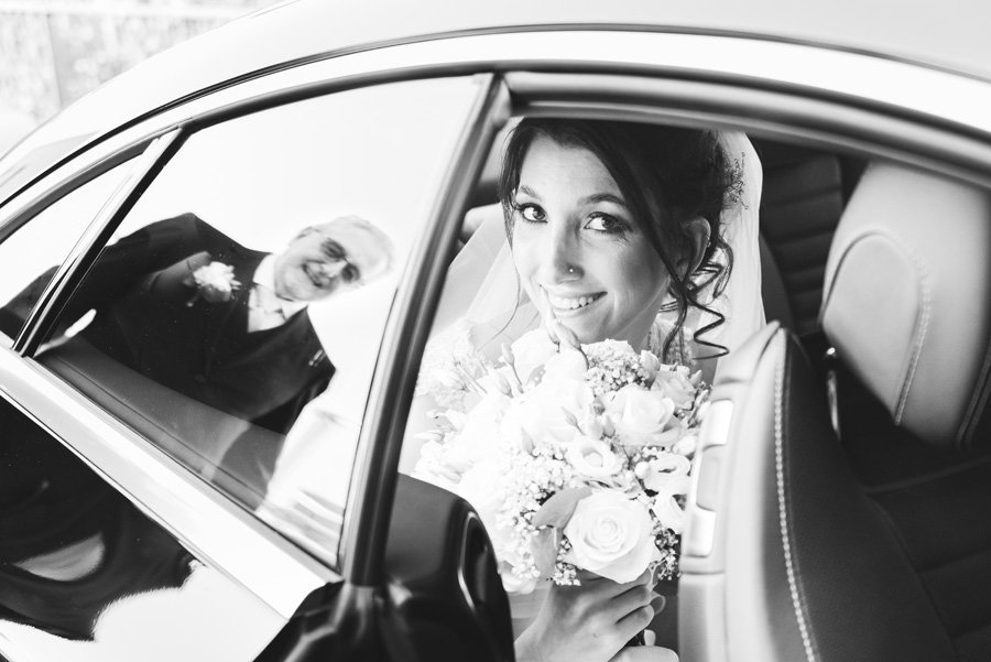 Il Papa Della Sposa Viene Riflesso Dal Vetro Dell Auto Mentre La Sposa E A Bordo