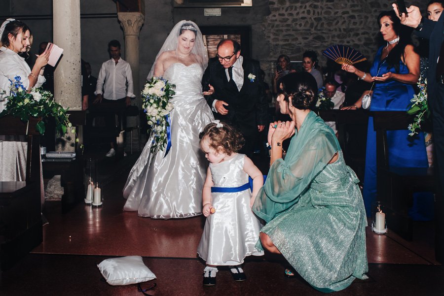 La Damigella Fa Cadere Le Fedi Nuziali In Chiesa