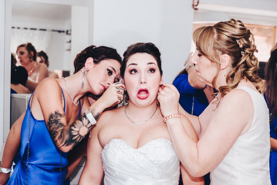 La Mamma Punge L'orecchio Alla Sposa Mentre Le Mette Gli Orecchini