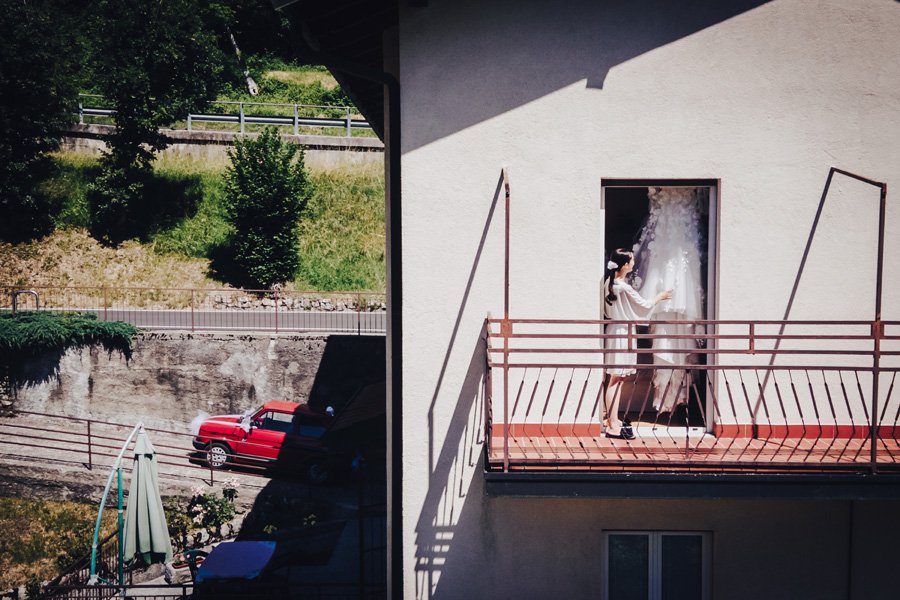 La Sposa Controlla L'abito E La Fiat 126 é Pronta