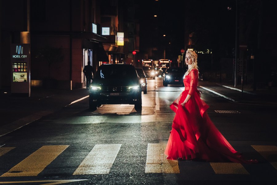 La Sposa Vestita Di Rosso Attraversa La Strada Di Notte