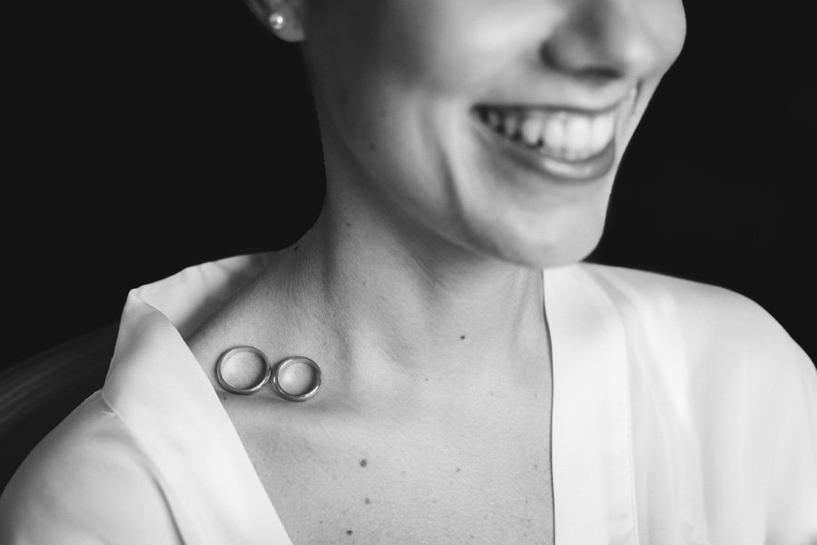 Le Fedi Sulla Scapola Della Sposa Che Sorride
