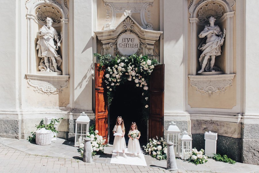 Le Piccole Damigelle Sono Pronte Per Fare Il Loro Ingresso In Chiesa
