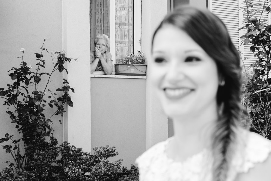 Signora Anziana Vicina Di Casa Osserva La Sposa