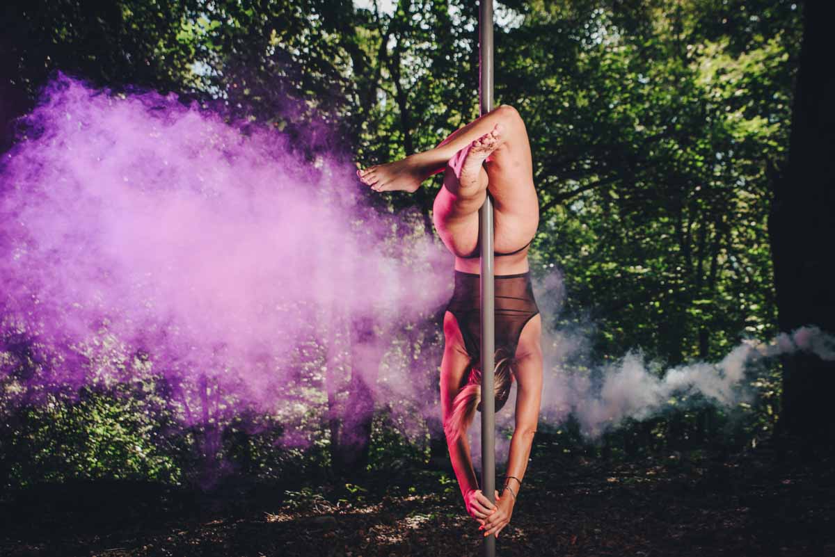 pole_talent_academy_wood_shooting_photographer_como-1 pole_dance_talent_academy_foto_fotografo_como_shooting_ballerina_bosco_como_schignano_valle_intelvi