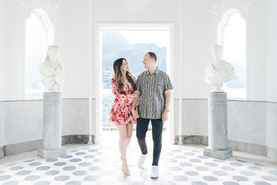 Deu Giovani Innamorati Camminano Nella Cupola Di Villa Melzi Deu Giovani Innamorati Camminano Nella Cupola Di Villa Melzi