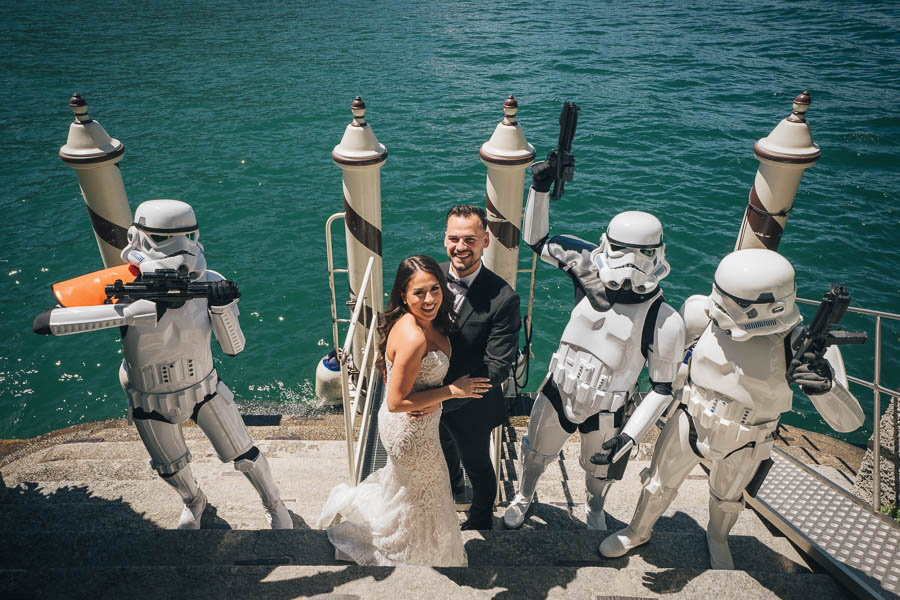 Due Giovani Sposi Tedeschi Si Abbracciano E Sorridono Mentre Vengono Minacciati Dagli Stormtrooper Di Star Wars Due Giovani Sposi Tedeschi Si Abbracciano E Sorridono Mentre Vengono Minacciati Dagli Stormtrooper Di Star Wars