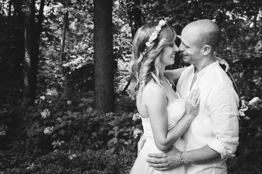 Due Sposi Si Sorridono Durante Un Elopement Nel Bosco Due Sposi Si Sorridono Durante Un Elopement Nel Bosco