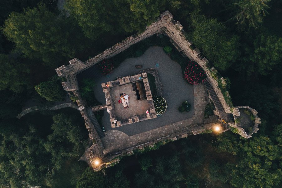 Fidanzati Si Guardano Mentre Sono Sdraiati Sulla Cima Della Torre Del Castello Di Vezio Fidanzati Si Guardano Mentre Sono Sdraiati Sulla Cima Della Torre Del Castello Di Vezio