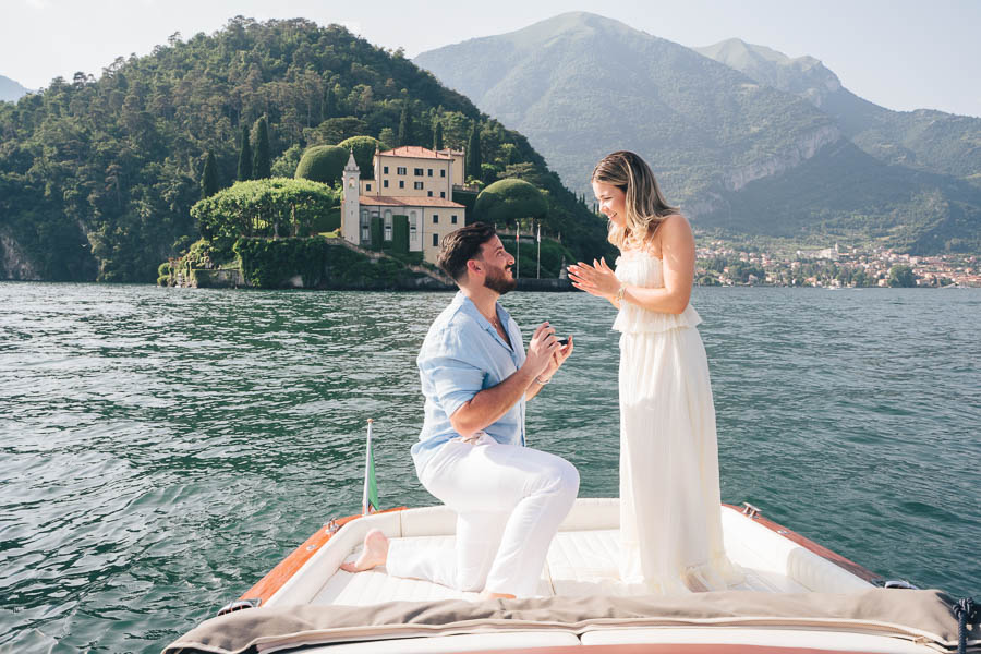 Il Momento Della Proposta Di Matrimonio A Sorpresa Sul Lago Di Como In Barca Il Momento Della Proposta Di Matrimonio A Sorpresa Sul Lago Di Como In Barca