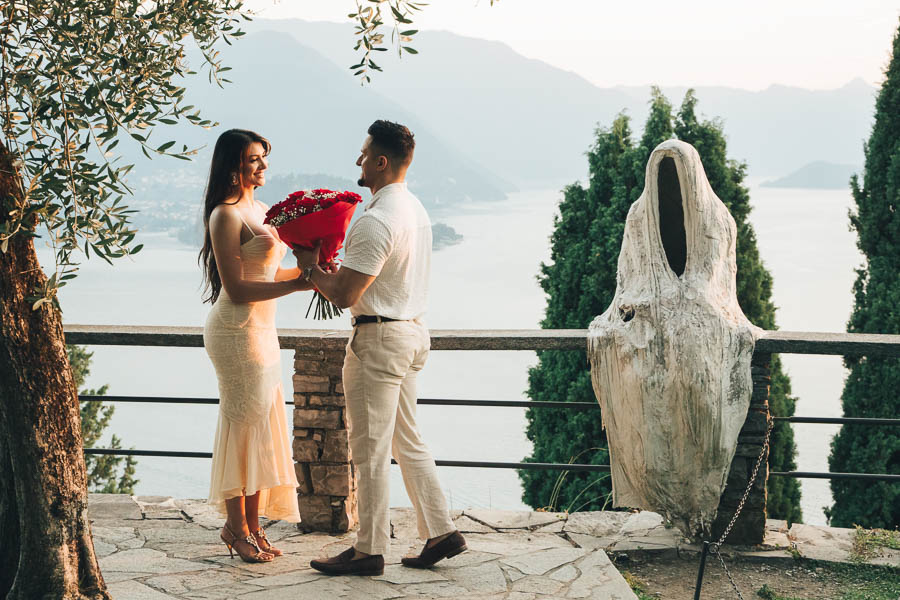 Il Ragazzo Consegna Un Mazzo Di Rose Rosse Sotto Lo Sguardo Del Fantasma Della Regina Teodolinda Il Ragazzo Consegna Un Mazzo Di Rose rosse mentre il fantasma osserva