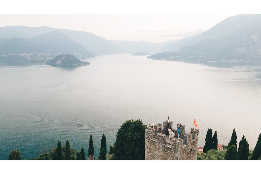 Il Ragazzo Solleva La Fidanzata In Cima Alla Torre Del Castello Di Vezio Il Ragazzo Solleva La Fidanzata In Cima Alla Torre Del Castello Di Vezio