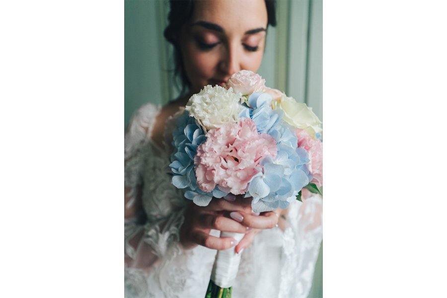 The Bride Smell The Bouquet At Home While Close His Eyes