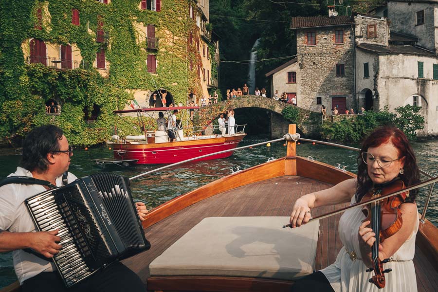 Un Ragazzo Fa La Proposta Di Matrimonio All Orrido Di Nesso Un Ragazzo Fa La Proposta Di Matrimonio All Orrido Di Nesso in barca mentre i musicisti suonano